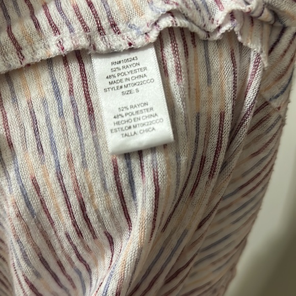 Bobeau-V-neck Top EUC - Picture 6 of 7